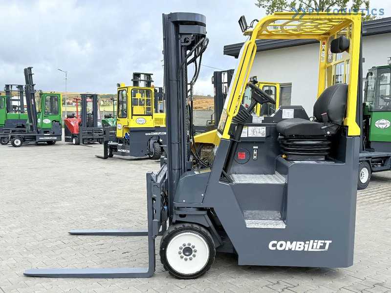 Combilift CB4000 / GAS / TRIPLEX 5200MM / FREE LIFT / FORK POSITIONER / SIDE SHIFT / EXCELLENT CONDITION / Wide range of four-way and side - Empilhador de 4 vias: foto 2 Combilift CB4000 / GAS / TRIPLEX 5200MM / FREE LIFT / FORK POSITIONER / SIDE SHIFT / EXCELLENT CONDITION / Wide range of four-way and side - Empilhador de 4 vias: foto 2