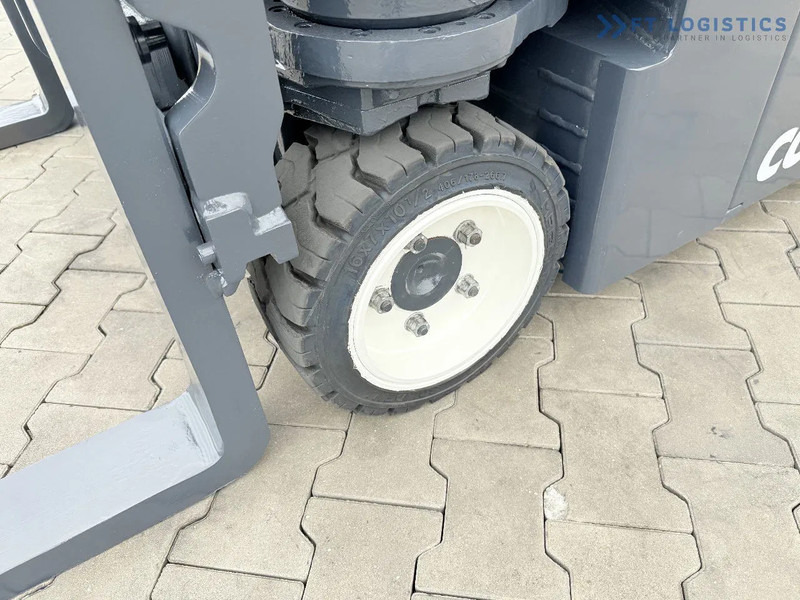 Combilift Combilift CBE2500 / TRIPLEX / 5500MM / FREE LIFT / ELECTRIC DRIVE / ONLY 2300 MTH / FORK POSITIONER / SIDE SHIFT / NEW TYRES / L - Empilhador de 4 vias: foto 4 Combilift Combilift CBE2500 / TRIPLEX / 5500MM / FREE LIFT / ELECTRIC DRIVE / ONLY 2300 MTH / FORK POSITIONER / SIDE SHIFT / NEW TYRES / L - Empilhador de 4 vias: foto 4