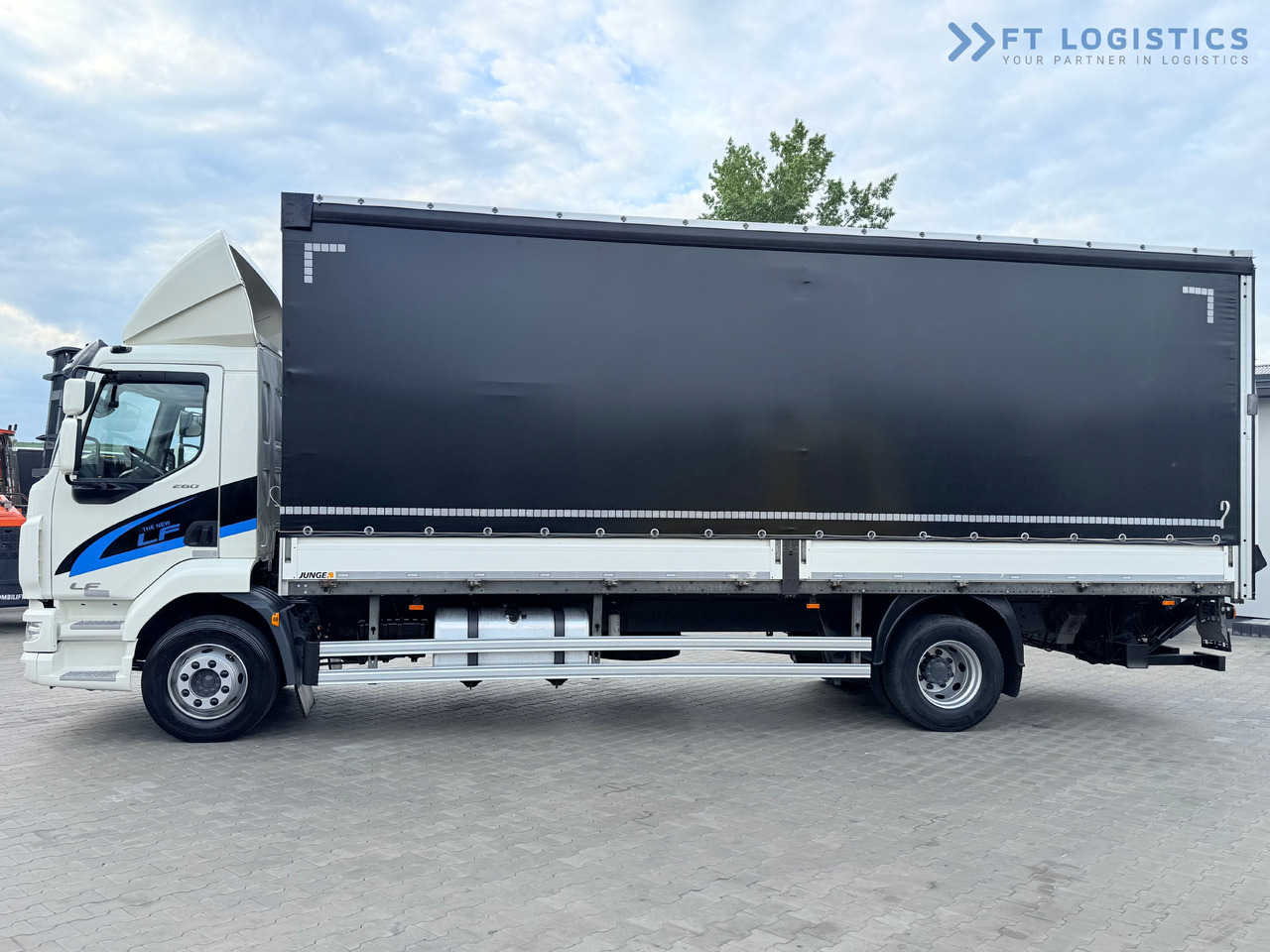 DAF LF 260 FA / AUTOMATIC / 9,255 kg PAYLOAD / 4x2 / 18 PALLETS / TAIL LIFT / SIDE BOARDS / EXCELLENT CONDITION! - Caminhão com lona: foto 4 DAF LF 260 FA / AUTOMATIC / 9,255 kg PAYLOAD / 4x2 / 18 PALLETS / TAIL LIFT / SIDE BOARDS / EXCELLENT CONDITION! - Caminhão com lona: foto 4