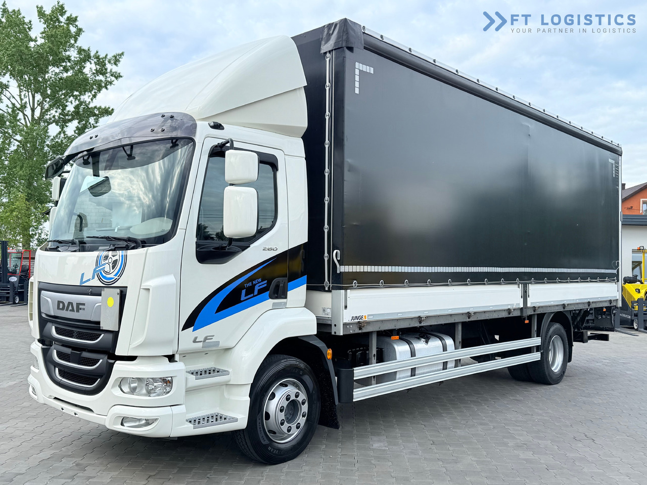 DAF LF 260 FA / AUTOMATIC / 9,255 kg PAYLOAD / 4x2 / 18 PALLETS / TAIL LIFT / SIDE BOARDS / EXCELLENT CONDITION! - Caminhão com lona: foto 1 DAF LF 260 FA / AUTOMATIC / 9,255 kg PAYLOAD / 4x2 / 18 PALLETS / TAIL LIFT / SIDE BOARDS / EXCELLENT CONDITION! - Caminhão com lona: foto 1