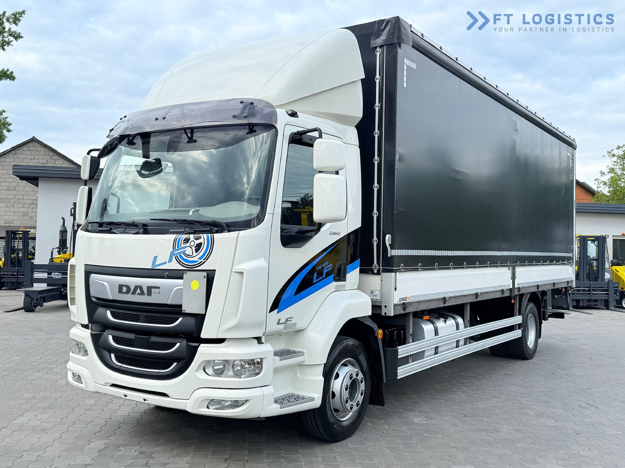 DAF LF 260 FA / AUTOMATIC / 9,255 kg PAYLOAD / 4x2 / 18 PALLETS / TAIL LIFT / SIDE BOARDS / EXCELLENT CONDITION! - Caminhão com lona: foto 2 DAF LF 260 FA / AUTOMATIC / 9,255 kg PAYLOAD / 4x2 / 18 PALLETS / TAIL LIFT / SIDE BOARDS / EXCELLENT CONDITION! - Caminhão com lona: foto 2