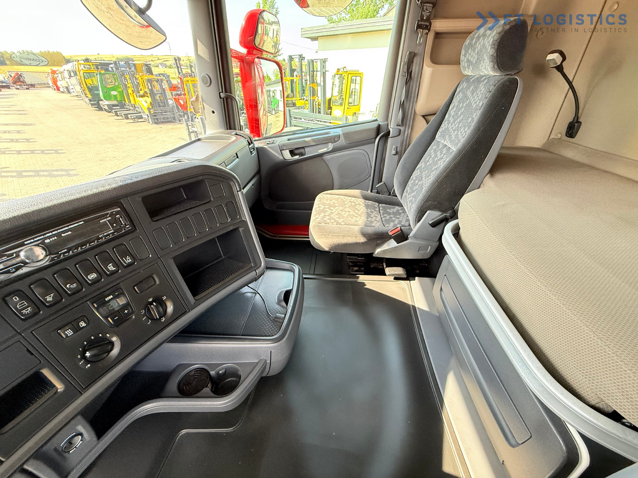 Tractor SCANIA R450 / LOW-DECK / RETARDER / 1200L FUEL TANKS / TWO BEDS / 80% TYRES / FRIDGE / PARKING AIR CONDITIONING / WEBASTO / EXCELLENT CONDITION: foto 31