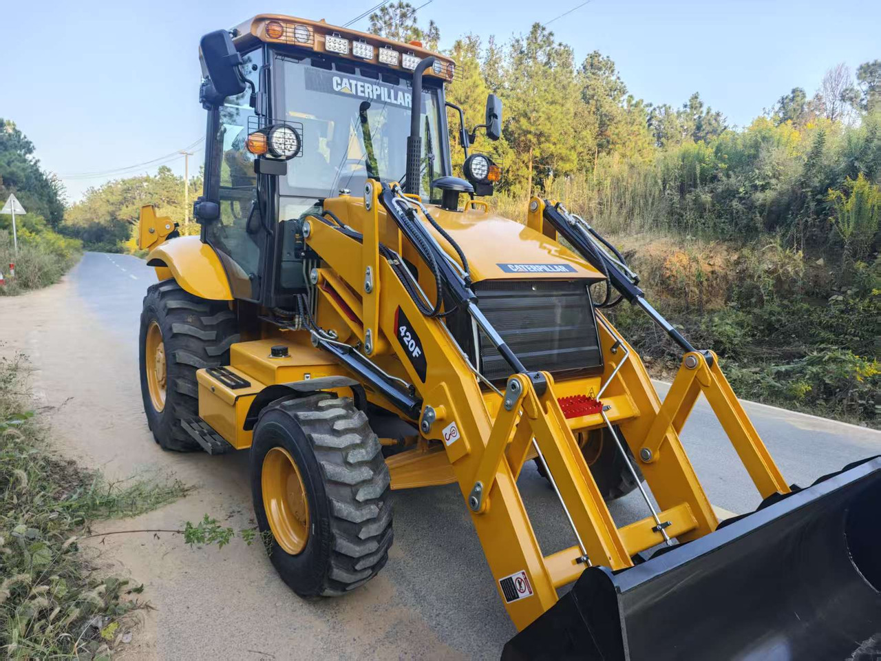 CATERPILLAR 420F - Retroescavadeira: foto 1 CATERPILLAR 420F - Retroescavadeira: foto 1