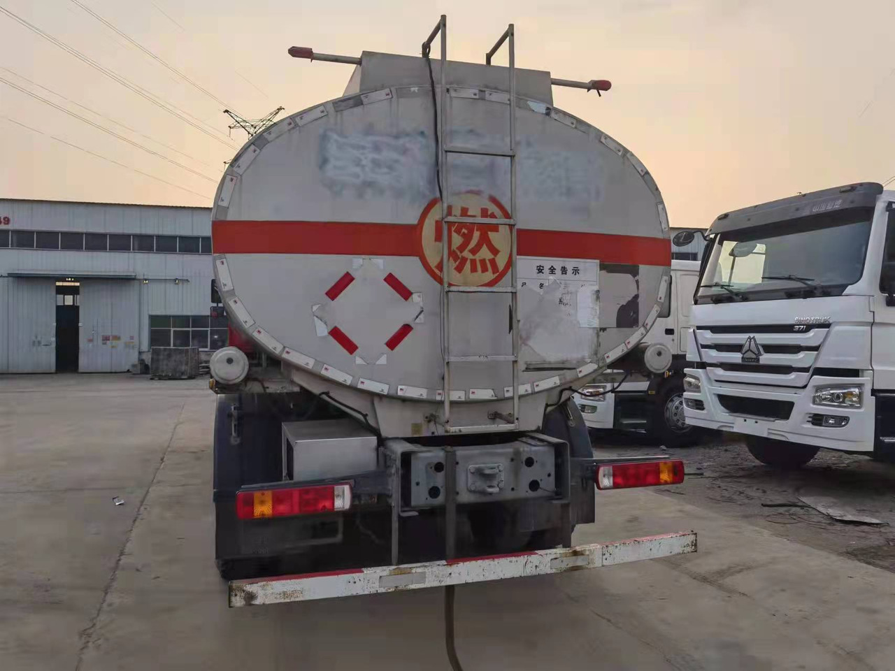 HOWO 20 cubic meters - Caminhão tanque: foto 4 HOWO 20 cubic meters - Caminhão tanque: foto 4