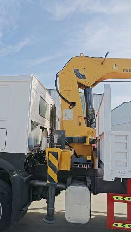 HOWO ,XCMG HOWO 375 engine,XCMG 12 tons crane truck - Caminhão grua: foto 2 HOWO ,XCMG HOWO 375 engine,XCMG 12 tons crane truck - Caminhão grua: foto 2