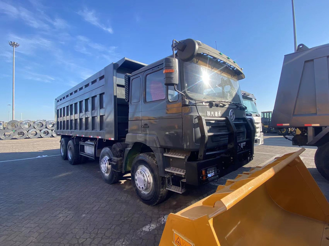 SHACMAN Shacman F3000 8*4 dump truck - Caminhão basculante: foto 4 SHACMAN Shacman F3000 8*4 dump truck - Caminhão basculante: foto 4