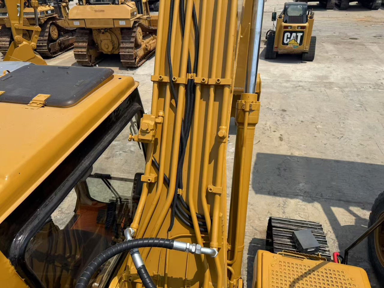 Escavadora de rastos CATERPILLAR 320B: foto 10