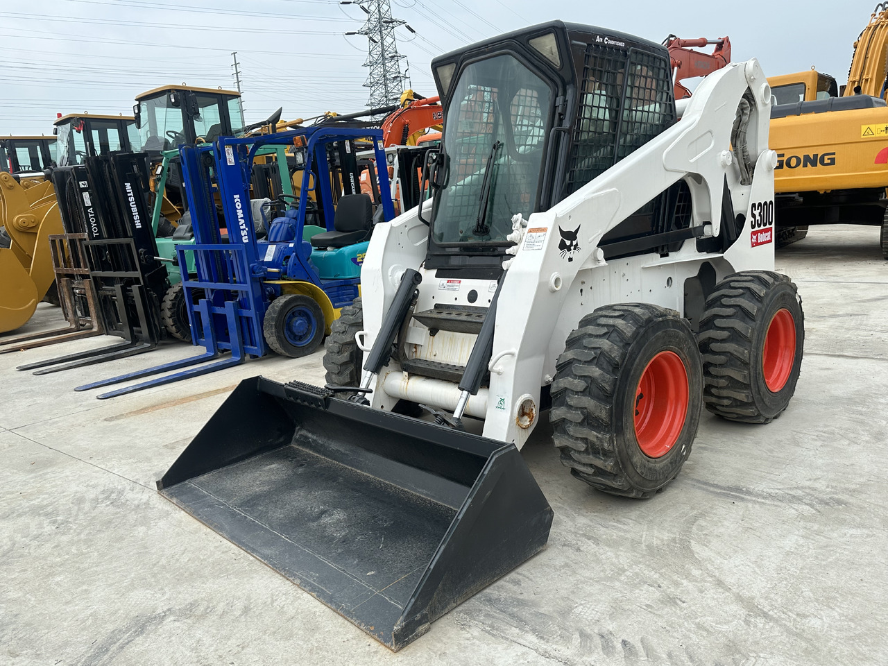 Second hand Hot sale skid-steers Bobcat S300 - Mini carregadeira: foto 1 Second hand Hot sale skid-steers Bobcat S300 - Mini carregadeira: foto 1