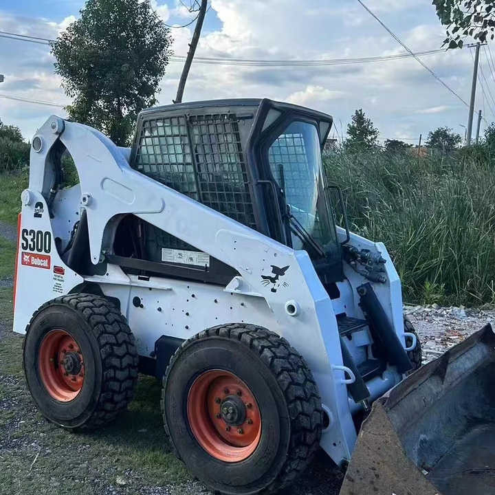 Used Bob Cat Bob Cat S300 Used Mini Skid Steer Wheel Loader Multifunctional Track Loaders Bobcat S300 - Carregadeira de rodas: foto 1 Used Bob Cat Bob Cat S300 Used Mini Skid Steer Wheel Loader Multifunctional Track Loaders Bobcat S300 - Carregadeira de rodas: foto 1