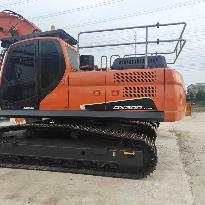 Used Digger DOOSAN DX300 Construction MachineryConstruction Digger Used DOOSAN DX300 Cheap Excavator - Escavadora de rastos: foto 2 Used Digger DOOSAN DX300 Construction MachineryConstruction Digger Used DOOSAN DX300 Cheap Excavator - Escavadora de rastos: foto 2