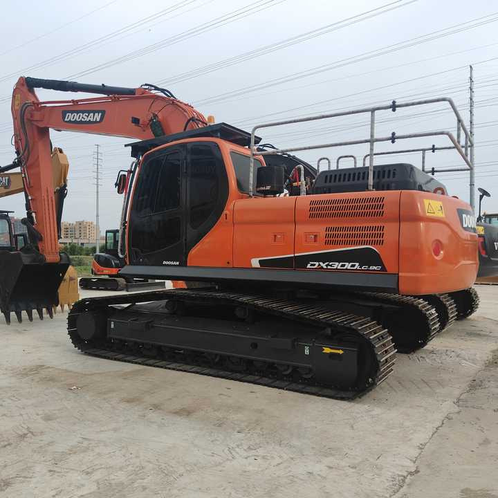 Used Digger DOOSAN DX300 Construction MachineryConstruction Digger Used DOOSAN DX300 Cheap Excavator - Escavadora de rastos: foto 1 Used Digger DOOSAN DX300 Construction MachineryConstruction Digger Used DOOSAN DX300 Cheap Excavator - Escavadora de rastos: foto 1