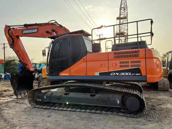 Used Excavator Doosan DX300 Excavators Mini Equipment Earth Moving Machinery Doosan Digger Excavator for Sale - Escavadora de rastos: foto 1 Used Excavator Doosan DX300 Excavators Mini Equipment Earth Moving Machinery Doosan Digger Excavator for Sale - Escavadora de rastos: foto 1