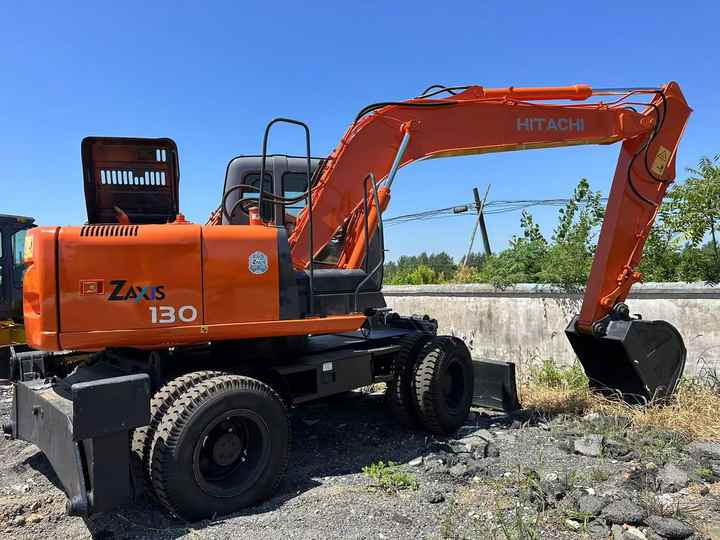 Used Wheel Excavator Hitachi ZX 130W Made in Japan 13ton Hitachi Zx130w Wheel Excavator Price Used Hitachi Zx130 Excavator SALE - Escavadeira: foto 4 Used Wheel Excavator Hitachi ZX 130W Made in Japan 13ton Hitachi Zx130w Wheel Excavator Price Used Hitachi Zx130 Excavator SALE - Escavadeira: foto 4