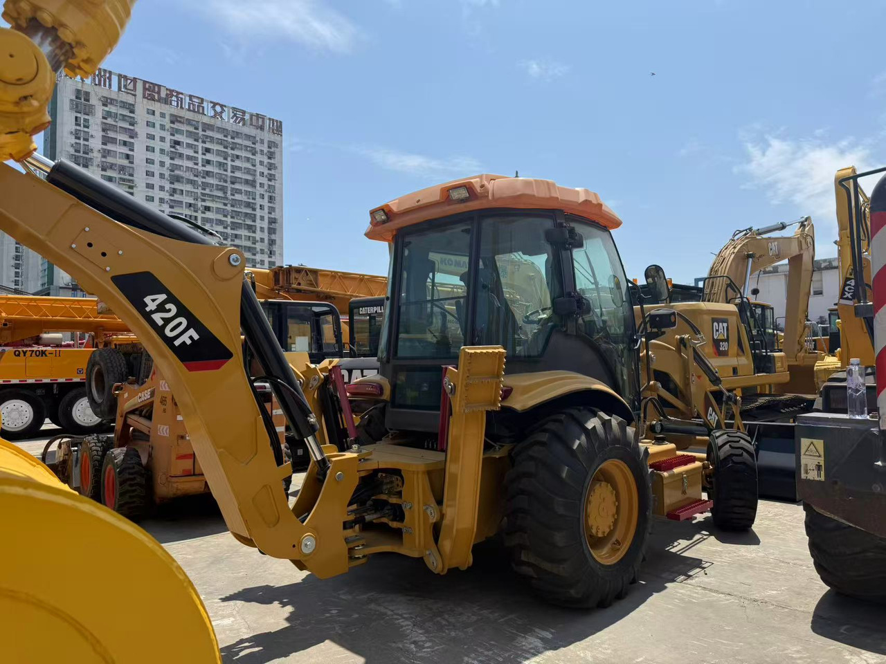 CATERPILLAR 420F - Retroescavadeira: foto 1 CATERPILLAR 420F - Retroescavadeira: foto 1