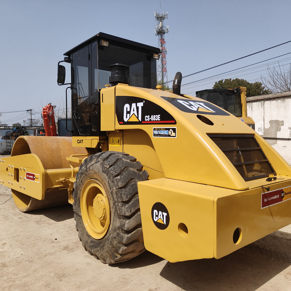 CATERPILLAR 683E - Compactador de asfalto: foto 1 CATERPILLAR 683E - Compactador de asfalto: foto 1