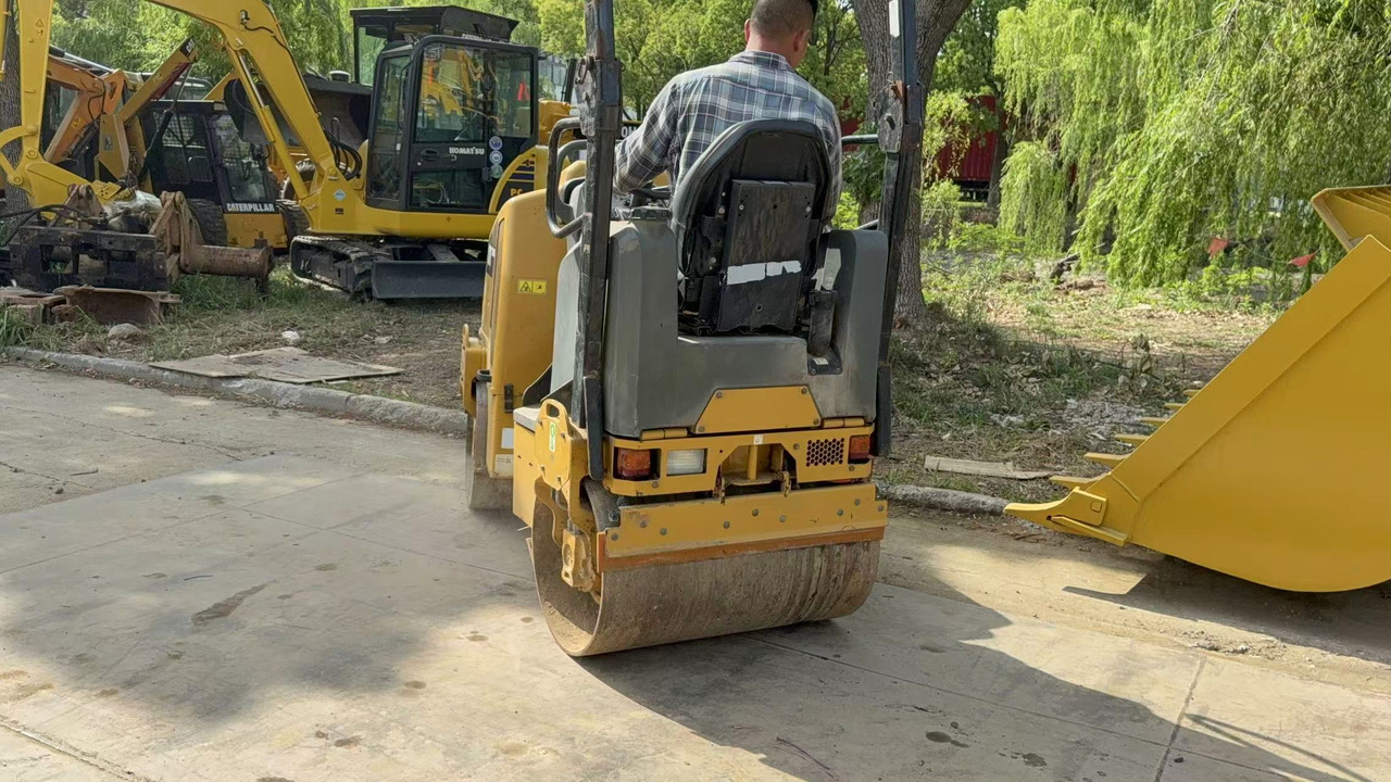 CATERPILLAR CB14B - Compactador de asfalto: foto 3 CATERPILLAR CB14B - Compactador de asfalto: foto 3
