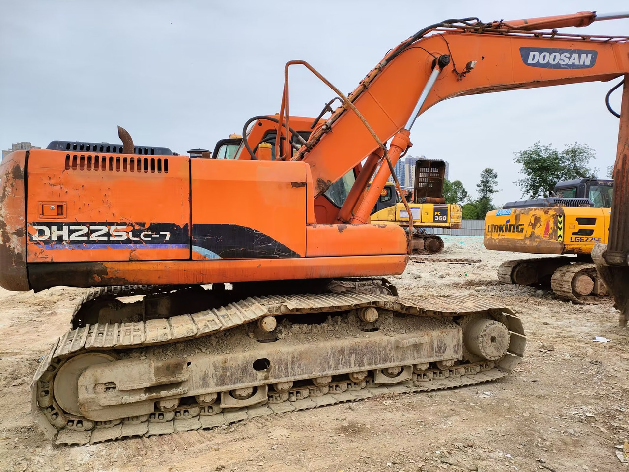DOOSAN DH225LC-7 - Escavadora de rastos: foto 2 DOOSAN DH225LC-7 - Escavadora de rastos: foto 2
