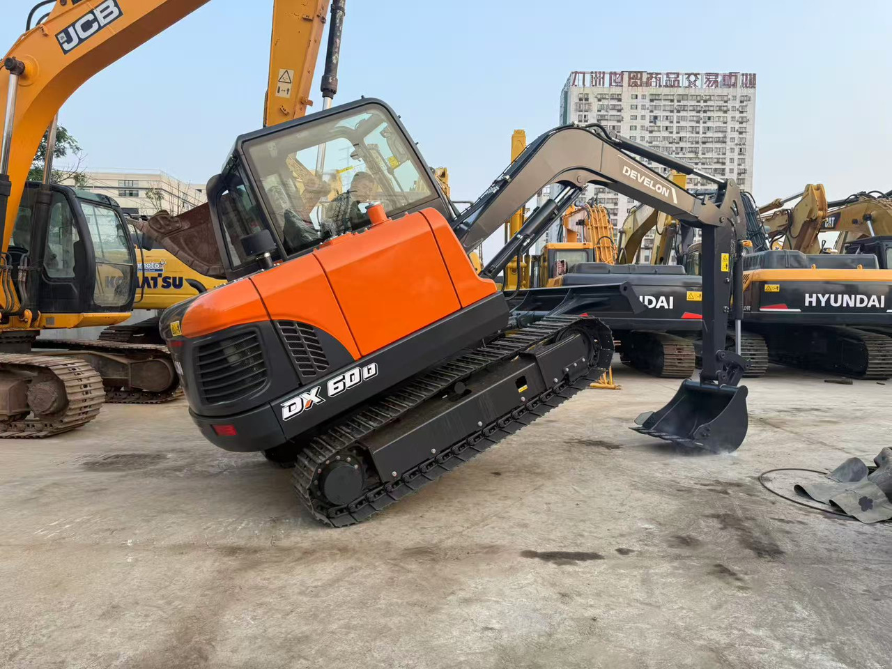 DOOSAN DX60D-10 - Mini escavadeira: foto 1 DOOSAN DX60D-10 - Mini escavadeira: foto 1