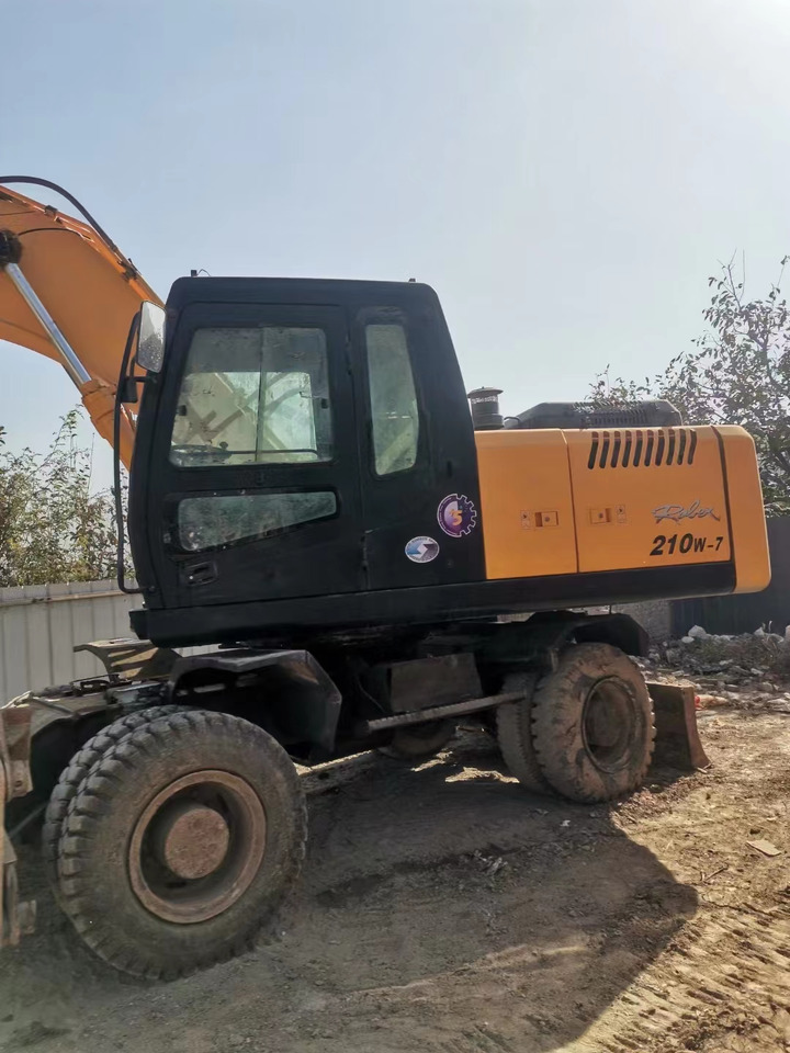 HYUNDAI R210W-7 - Escavadeira de rodas: foto 1 HYUNDAI R210W-7 - Escavadeira de rodas: foto 1