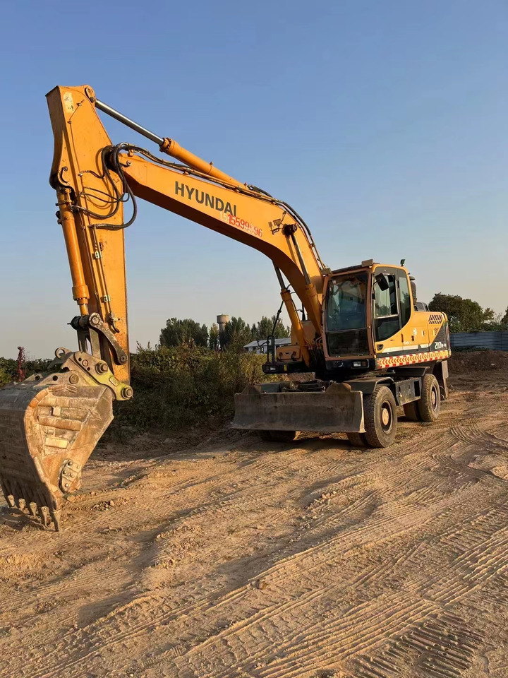 HYUNDAI R210W-9 - Escavadeira de rodas: foto 1 HYUNDAI R210W-9 - Escavadeira de rodas: foto 1