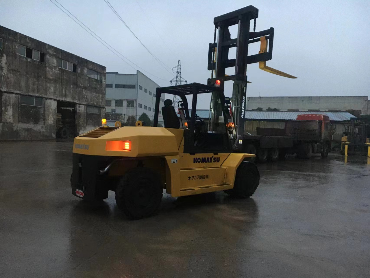 KOMATSU 15-ton - Empilhadeira a diesel: foto 4 KOMATSU 15-ton - Empilhadeira a diesel: foto 4
