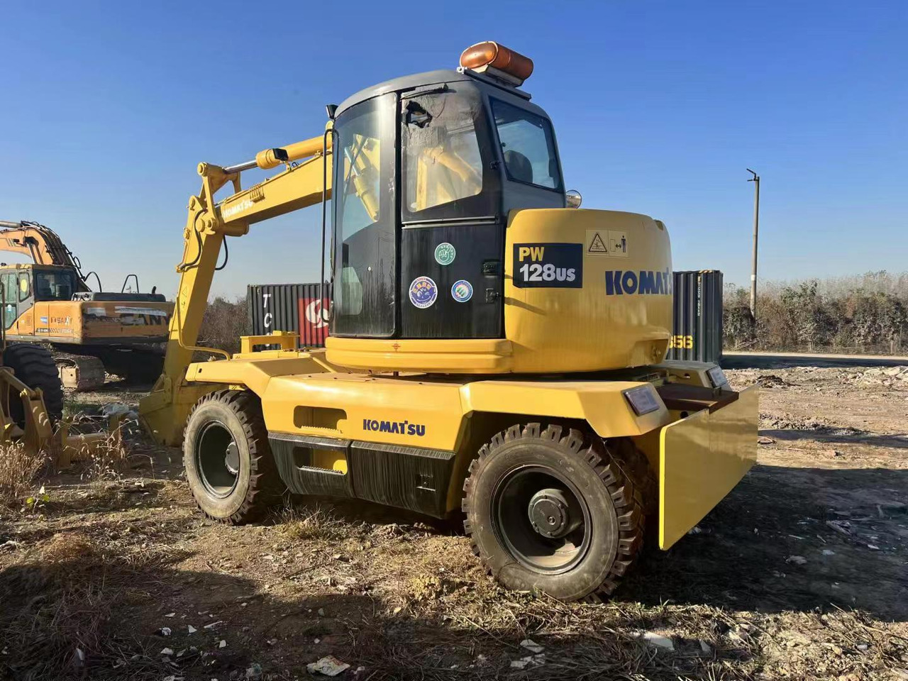 KOMATSU PC128US - Escavadeira de rodas: foto 1 KOMATSU PC128US - Escavadeira de rodas: foto 1