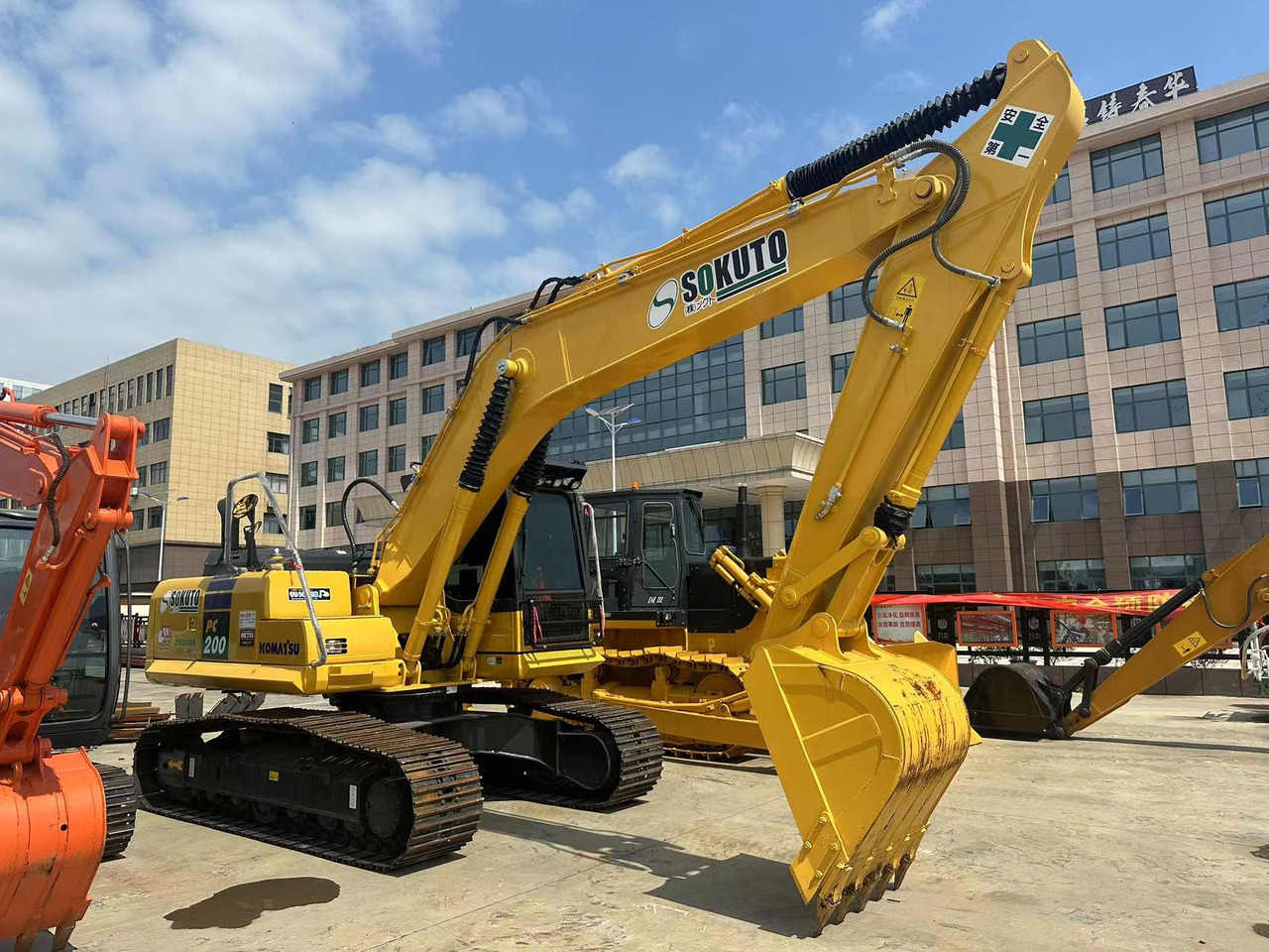 KOMATSU PC200-8N1 - Escavadora de rastos: foto 1 KOMATSU PC200-8N1 - Escavadora de rastos: foto 1
