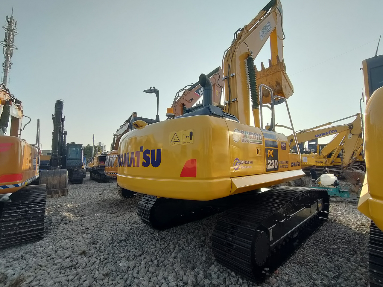 KOMATSU PC220-8 - Escavadora de rastos: foto 3 KOMATSU PC220-8 - Escavadora de rastos: foto 3