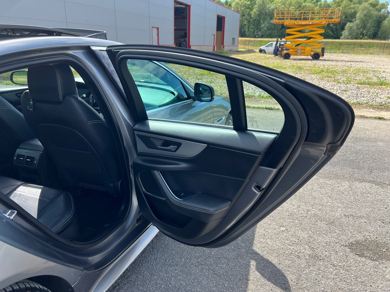 Sedã JAGUAR XE 20MY SE R-DYN. 2.0L D 180 BVA8 Cockpit PANO: foto 38