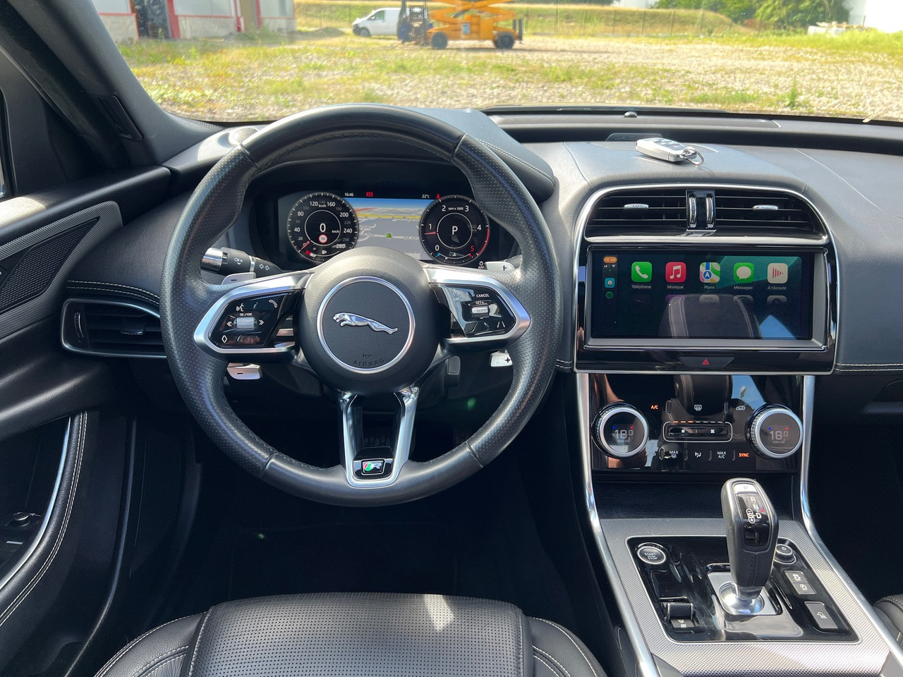 Sedã JAGUAR XE 20MY SE R-DYN. 2.0L D 180 BVA8 Cockpit PANO: foto 33