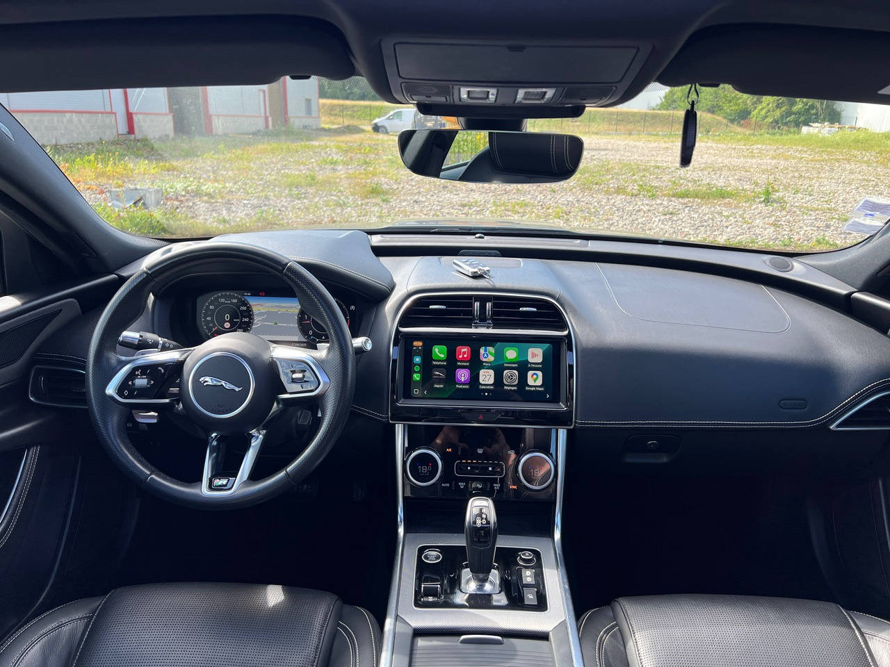 JAGUAR XE 20MY SE R-DYN. 2.0L D 180 BVA8 Cockpit PANO - Sedã: foto 3 JAGUAR XE 20MY SE R-DYN. 2.0L D 180 BVA8 Cockpit PANO - Sedã: foto 3