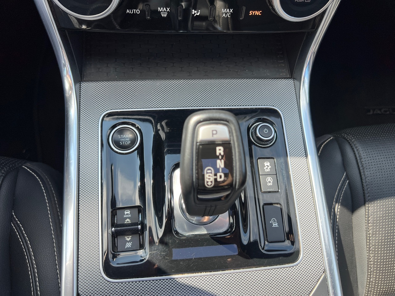 Sedã JAGUAR XE 20MY SE R-DYN. 2.0L D 180 BVA8 Cockpit PANO: foto 31