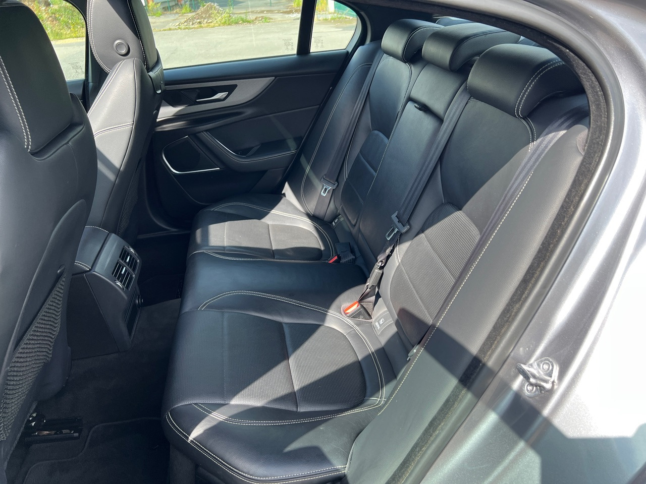 Sedã JAGUAR XE 20MY SE R-DYN. 2.0L D 180 BVA8 Cockpit PANO: foto 16