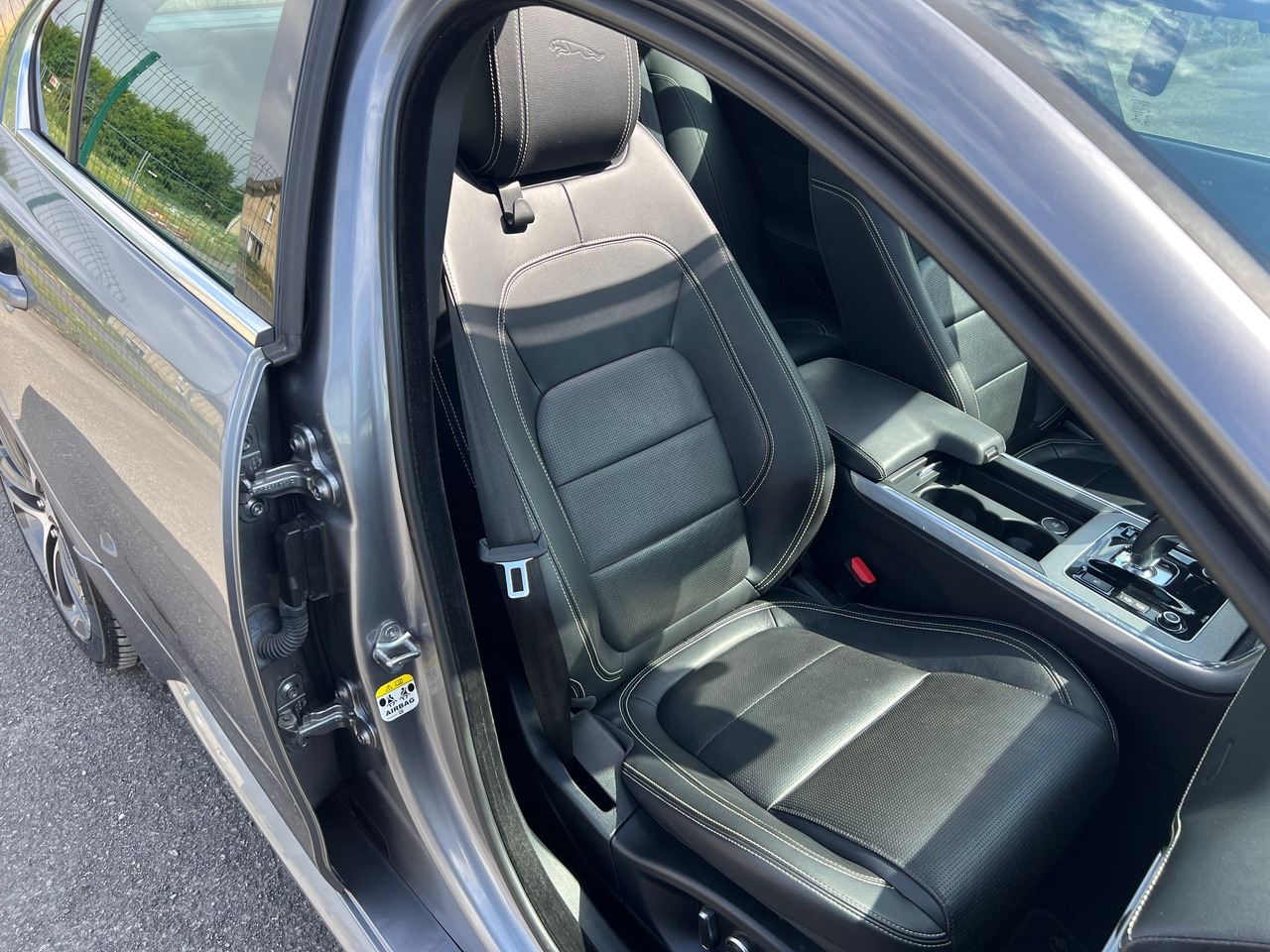 Sedã JAGUAR XE 20MY SE R-DYN. 2.0L D 180 BVA8 Cockpit PANO: foto 36