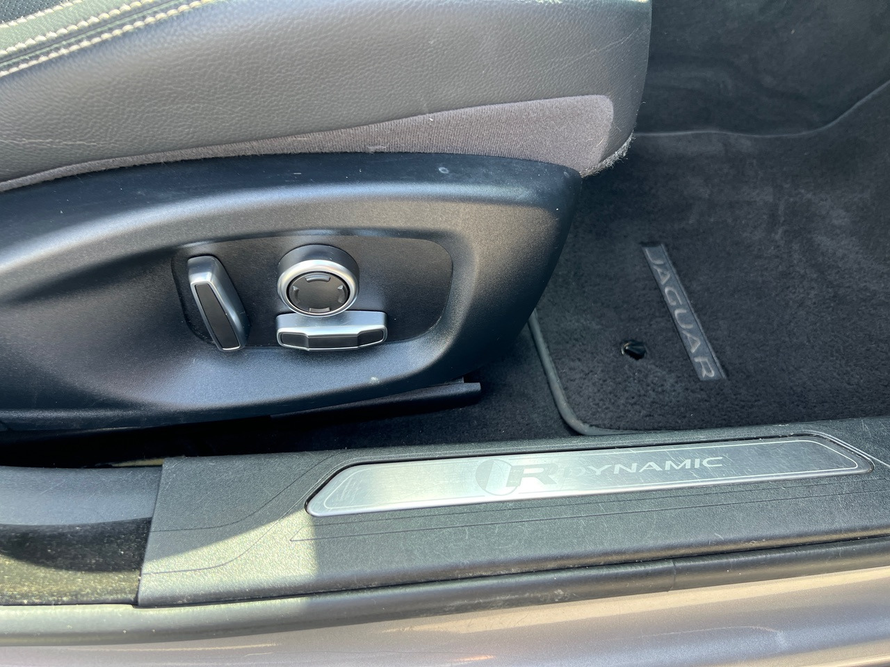 Sedã JAGUAR XE 20MY SE R-DYN. 2.0L D 180 BVA8 Cockpit PANO: foto 35