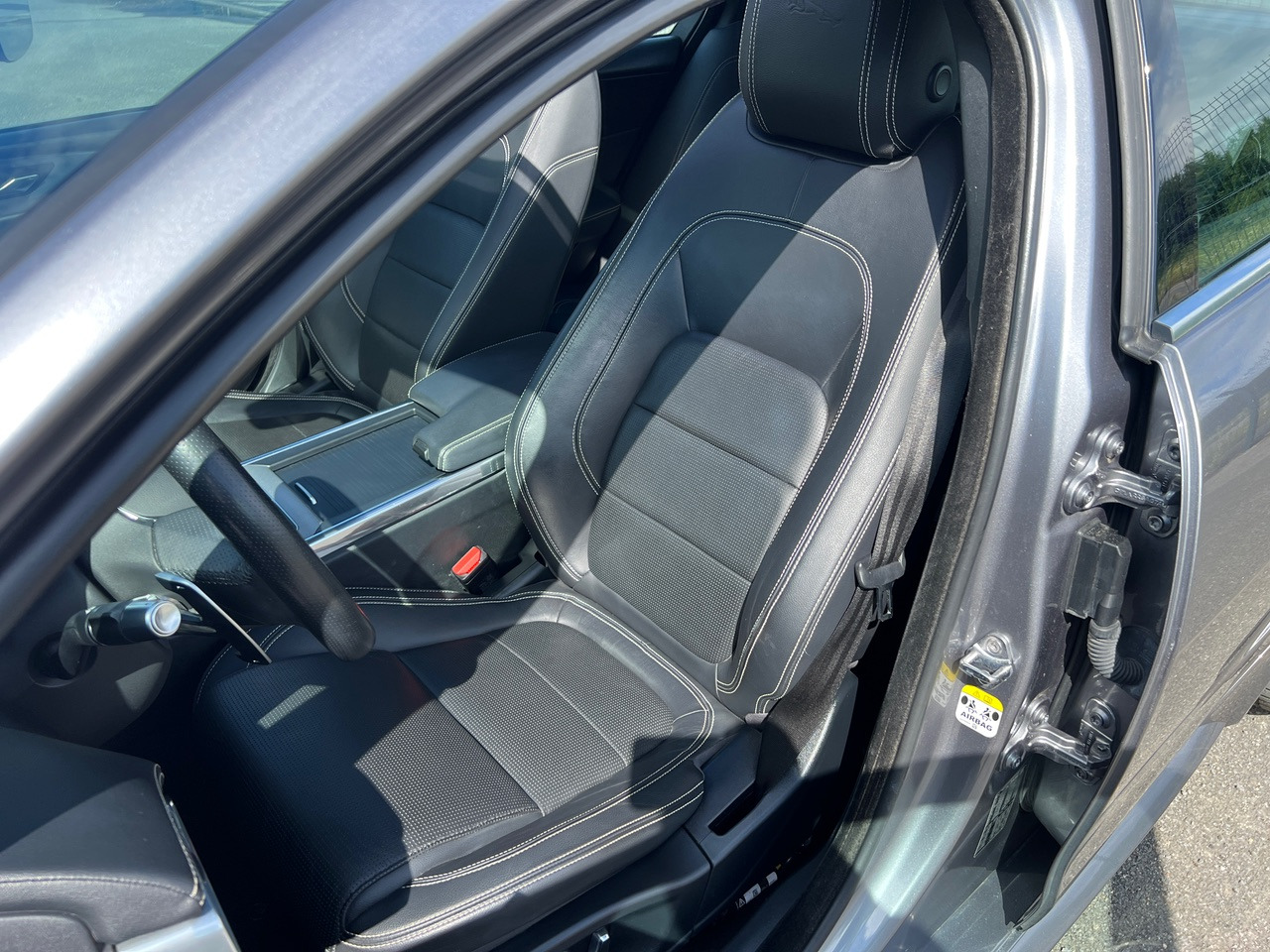 Sedã JAGUAR XE 20MY SE R-DYN. 2.0L D 180 BVA8 Cockpit PANO: foto 43