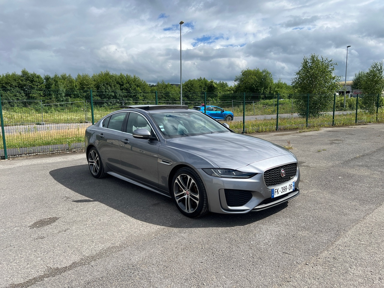 JAGUAR XE 20MY SE R-DYN. 2.0L D 180 BVA8 Cockpit PANO - Sedã: foto 4 JAGUAR XE 20MY SE R-DYN. 2.0L D 180 BVA8 Cockpit PANO - Sedã: foto 4