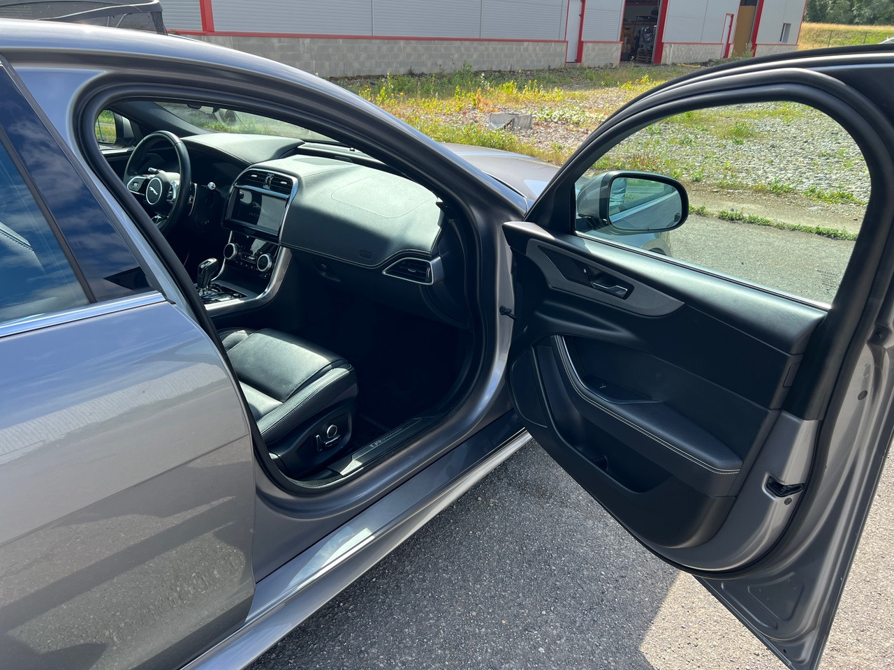 Sedã JAGUAR XE 20MY SE R-DYN. 2.0L D 180 BVA8 Cockpit PANO: foto 40