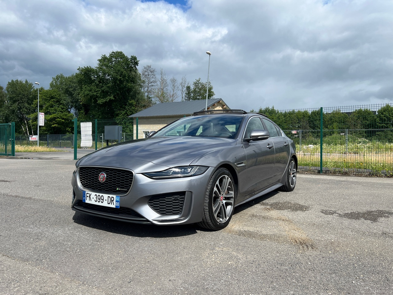 Sedã JAGUAR XE 20MY SE R-DYN. 2.0L D 180 BVA8 Cockpit PANO: foto 24