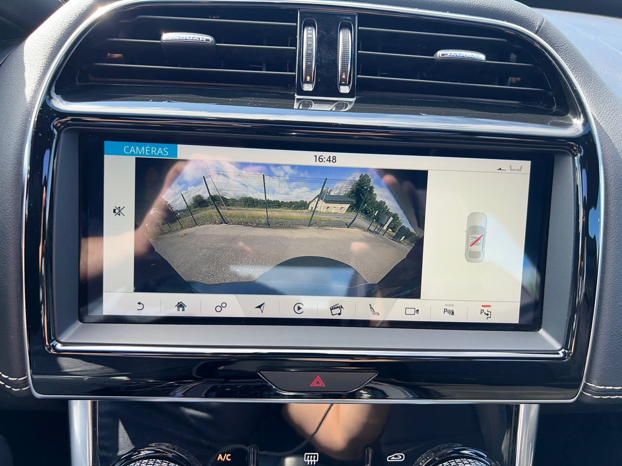 Sedã JAGUAR XE 20MY SE R-DYN. 2.0L D 180 BVA8 Cockpit PANO: foto 8