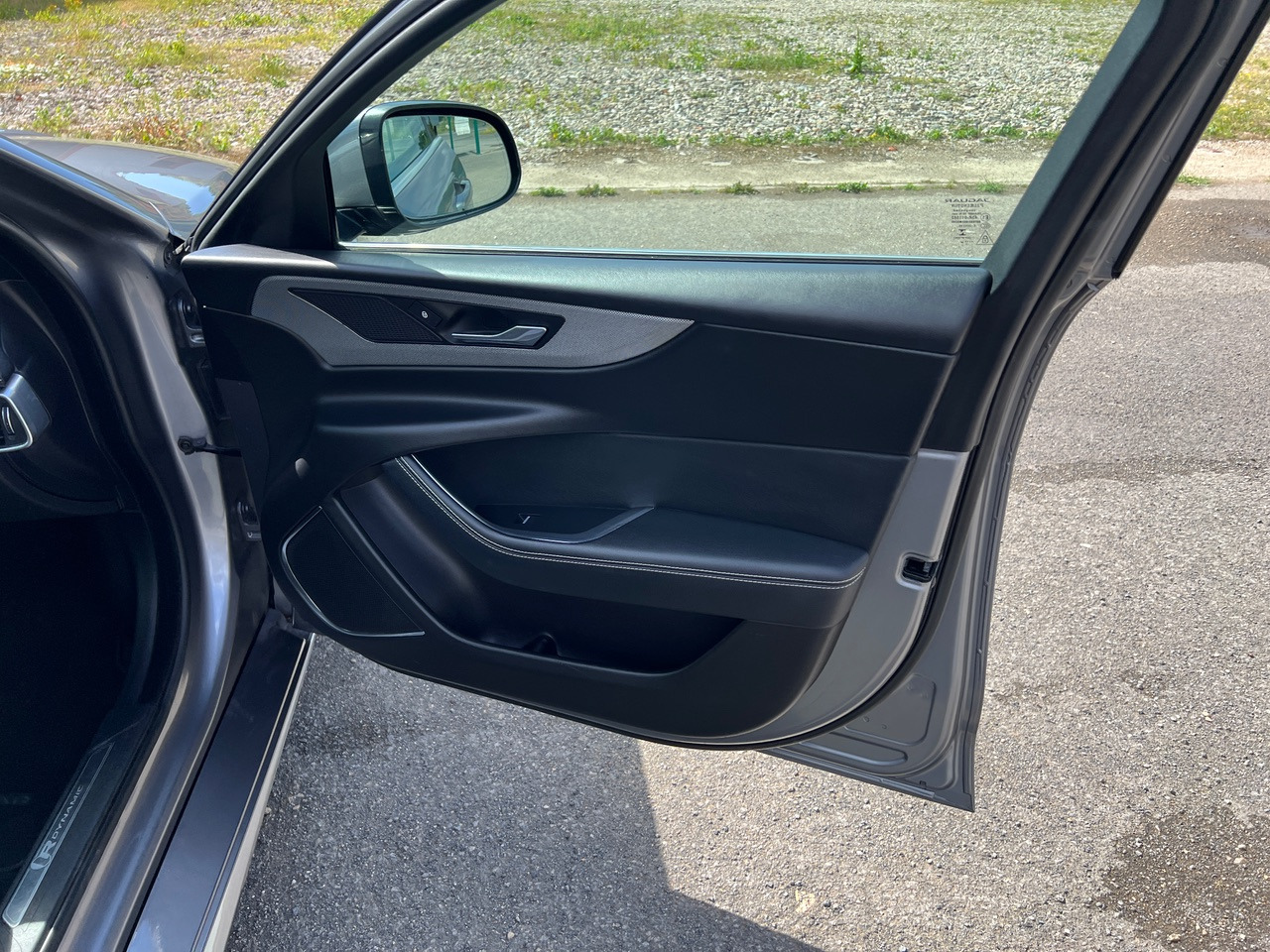 Sedã JAGUAR XE 20MY SE R-DYN. 2.0L D 180 BVA8 Cockpit PANO: foto 41