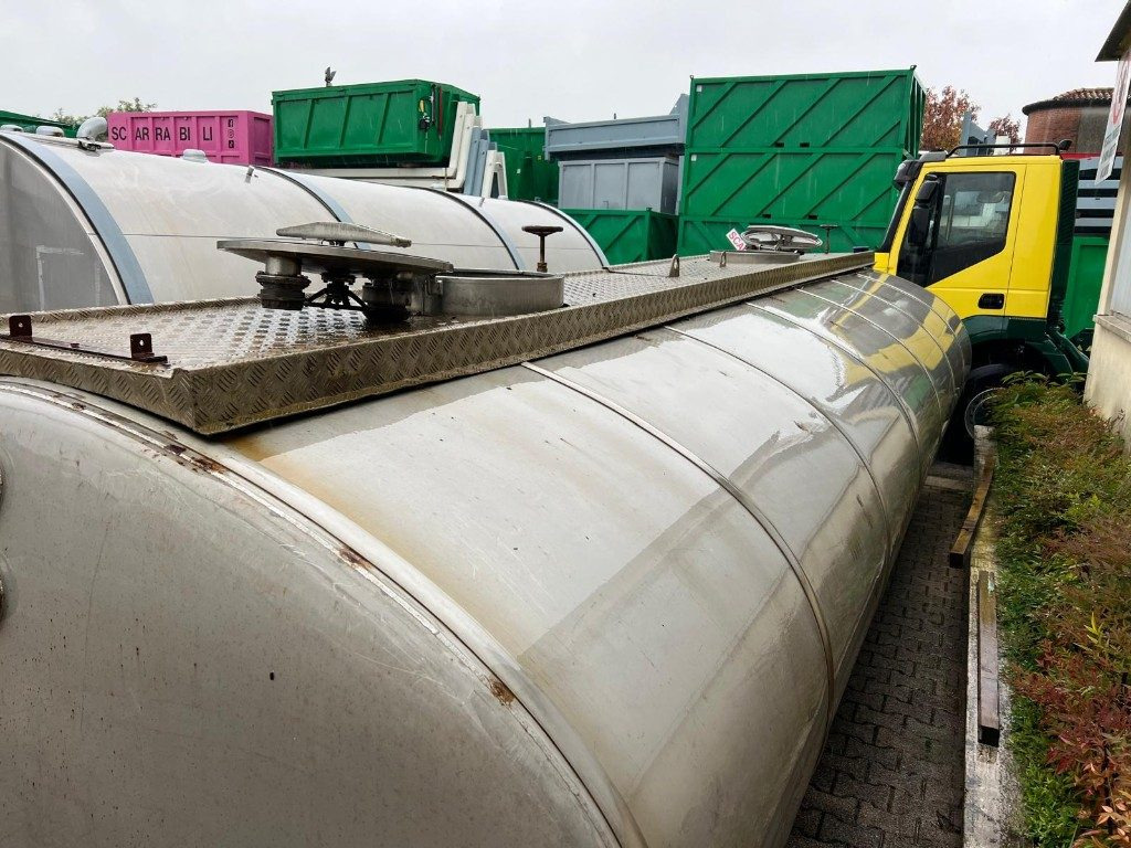 CISTERNA USATA NON SCARRABILE IN ACCIAIO INOX - Contentor cisterna: foto 4 CISTERNA USATA NON SCARRABILE IN ACCIAIO INOX - Contentor cisterna: foto 4