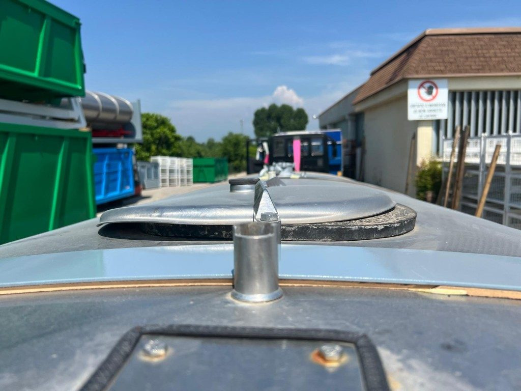 CISTERNA USATA SCARRABILE IN ACCIAIO - Contentor ampliroll: foto 5 CISTERNA USATA SCARRABILE IN ACCIAIO - Contentor ampliroll: foto 5