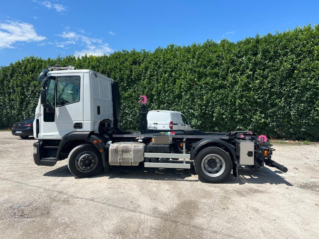IVECO EUROCARGO 120E28 CON SCARRABILE NUOVO - Caminhão polibenne: foto 2 IVECO EUROCARGO 120E28 CON SCARRABILE NUOVO - Caminhão polibenne: foto 2