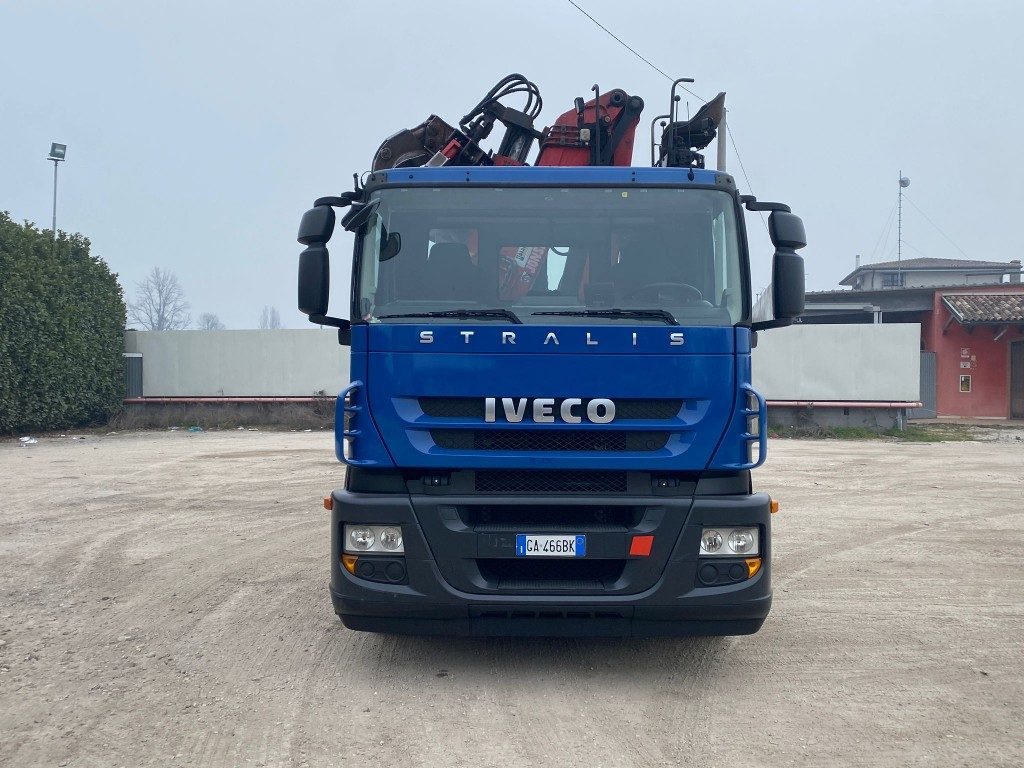 IVECO STRALIS 260.450 SCARRABILE CON GRU - Caminhão polibenne: foto 2 IVECO STRALIS 260.450 SCARRABILE CON GRU - Caminhão polibenne: foto 2