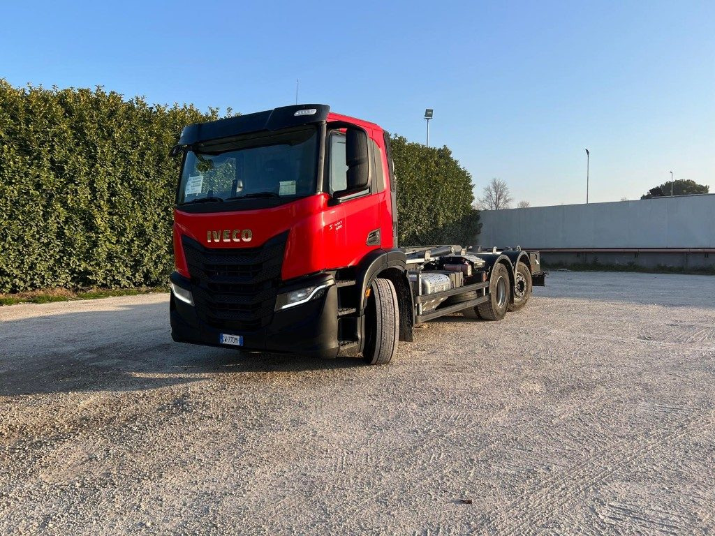 IVECO X-WAY AD260 NUOVO TARGATO SCARRABILE - Caminhão polibenne: foto 1 IVECO X-WAY AD260 NUOVO TARGATO SCARRABILE - Caminhão polibenne: foto 1