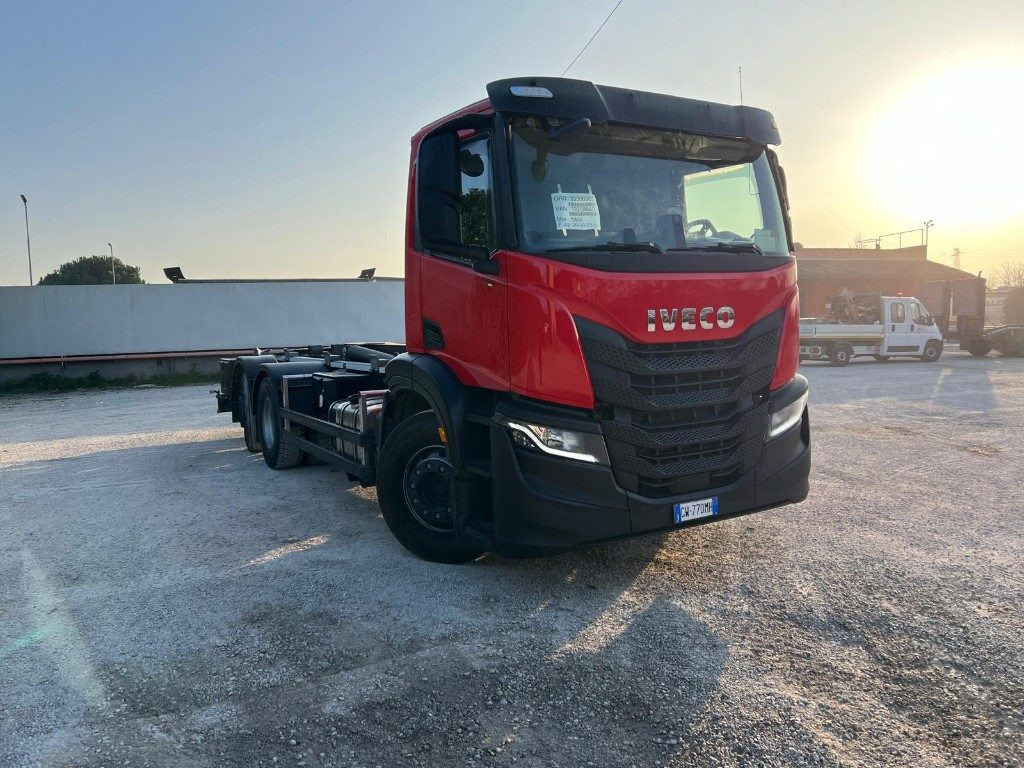 IVECO X-WAY AD260 NUOVO TARGATO SCARRABILE - Caminhão polibenne: foto 2 IVECO X-WAY AD260 NUOVO TARGATO SCARRABILE - Caminhão polibenne: foto 2