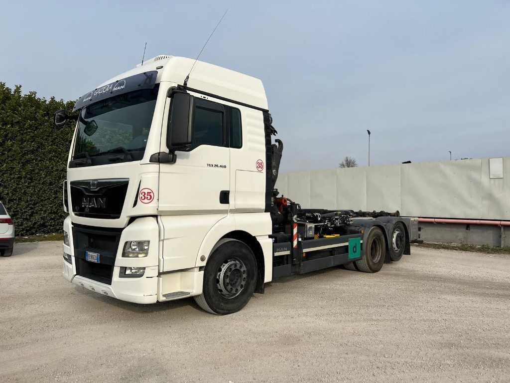 MAN TGX 26.480 SCARRABILE CON GRU DIETRO CABINA - Caminhão polibenne: foto 1 MAN TGX 26.480 SCARRABILE CON GRU DIETRO CABINA - Caminhão polibenne: foto 1