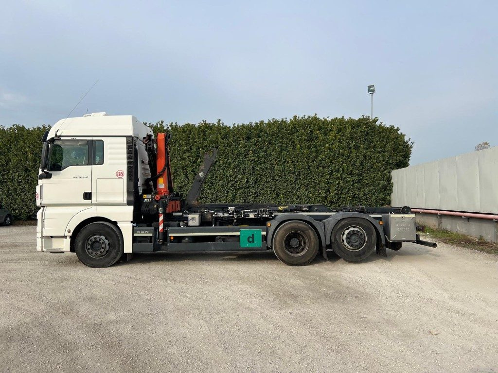 MAN TGX 26.480 SCARRABILE CON GRU DIETRO CABINA - Caminhão polibenne: foto 3 MAN TGX 26.480 SCARRABILE CON GRU DIETRO CABINA - Caminhão polibenne: foto 3