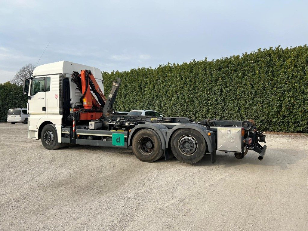 MAN TGX 26.480 SCARRABILE CON GRU DIETRO CABINA - Caminhão polibenne: foto 4 MAN TGX 26.480 SCARRABILE CON GRU DIETRO CABINA - Caminhão polibenne: foto 4